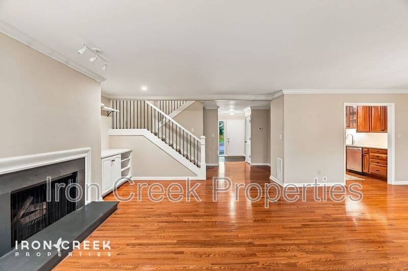 Asheville House: 702 Crowfields Lane