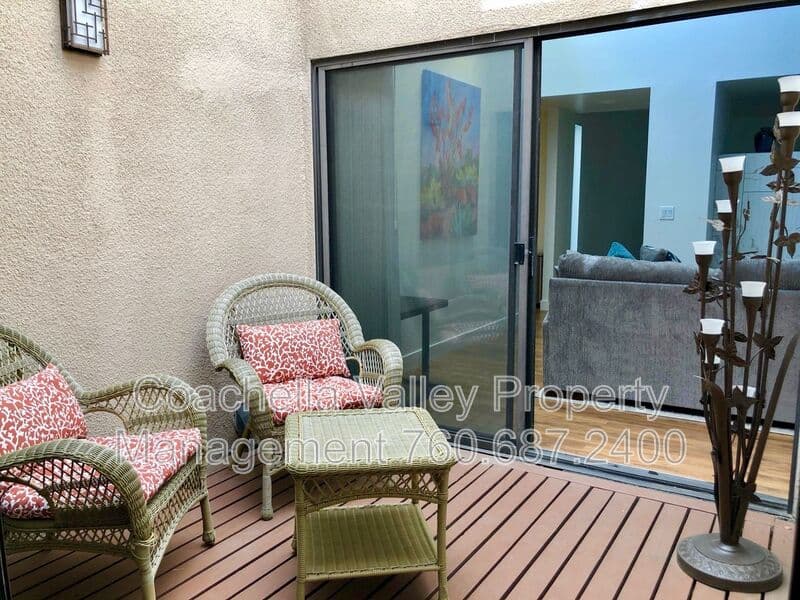 Palm Springs House: 999 Village Square South