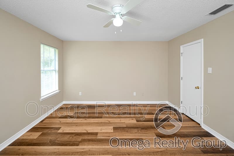 Mobile House: 3020 Barlett Dr