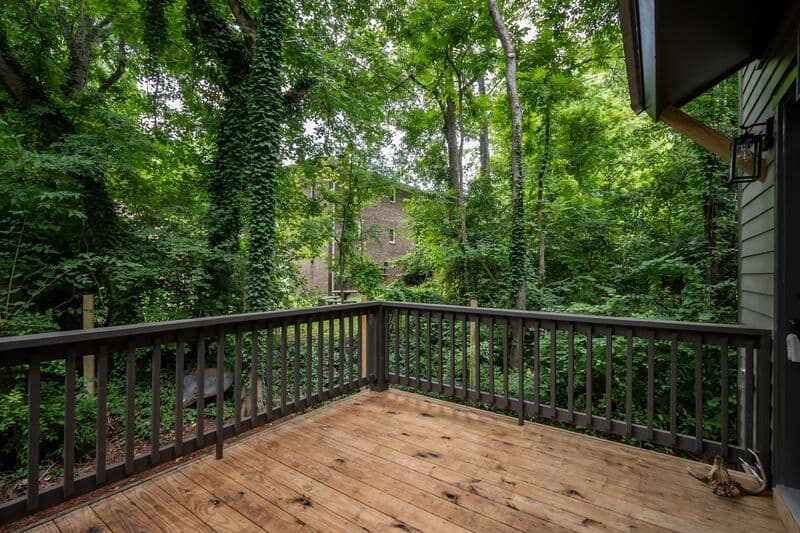 Athens House: 382 N Chase St
