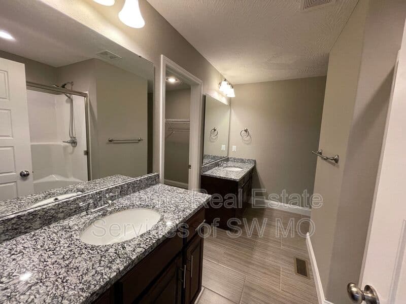 Nixa House: 1659 N Eagle Valley Ln