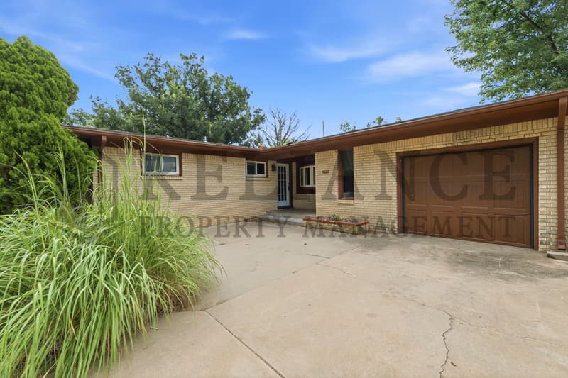 Wichita House: 9923 West Binter Lane