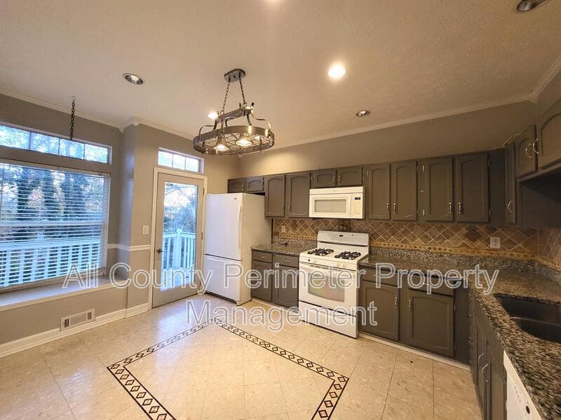 Lithonia House: 694 Shore View
