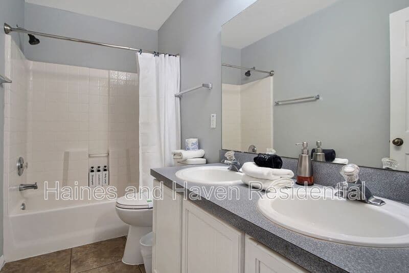 Davenport House: 323 Castlemain Cir