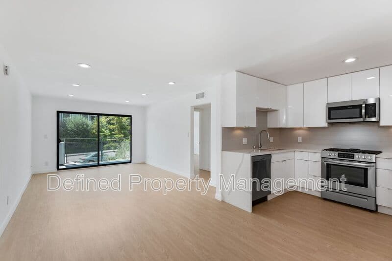 Los Angeles Condo: 1546 Bundy Drive