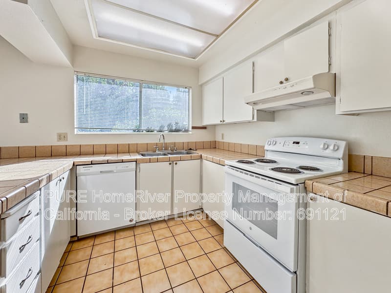 Sacramento House: 1510 Woodridge Oak Way