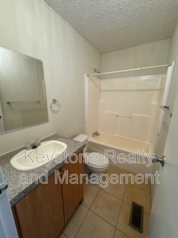 Oak Grove House: 714 Trevor Lane