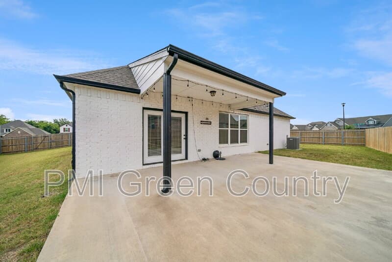 Collinsville House: 11806 N 131st E Ave