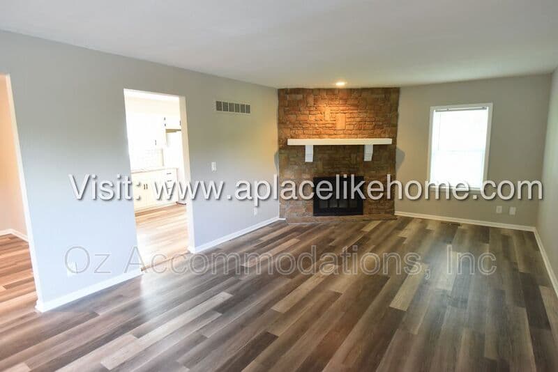 Olathe House: 14120 S Raintree Dr