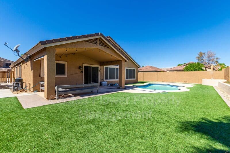 Glendale House: 21295 N 69th Ave
