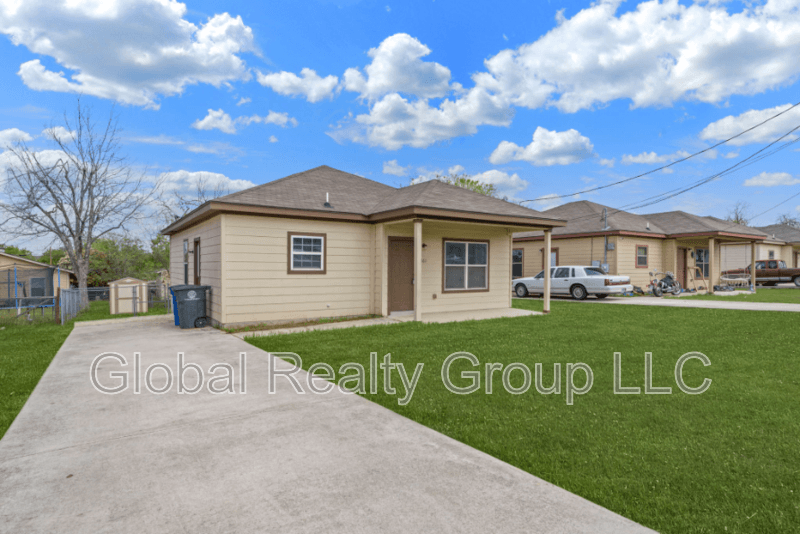 New Braunfels House: 161 S Krueger Ave
