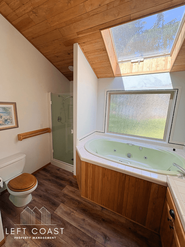 Waldport House: 7205 Southwest Burl Drive