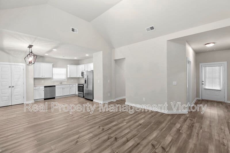 Clanton House: 275 Avalon Way