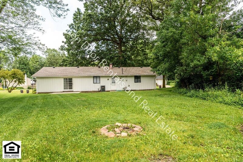 Fort Wayne House: 6718 Raintree Road
