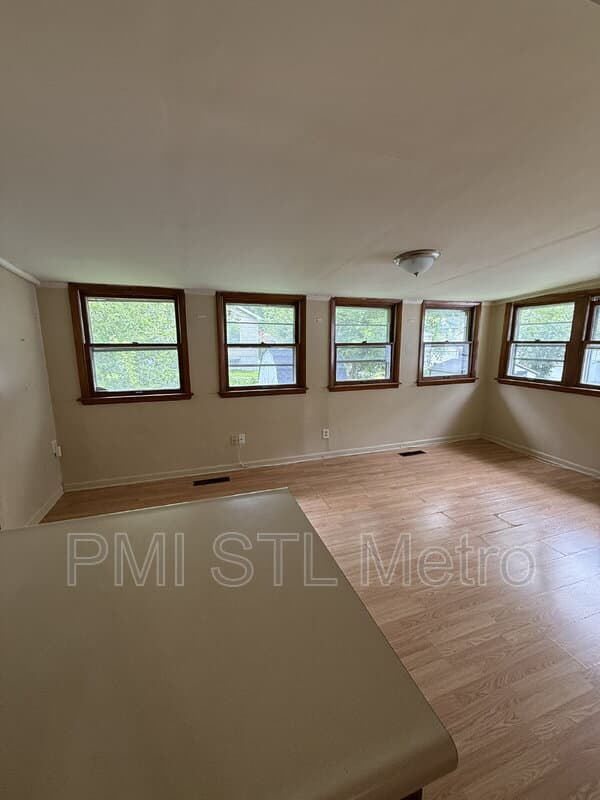 St. Louis House: 1246 Darr Dr