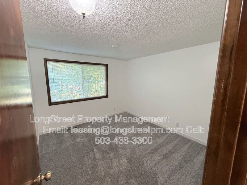 Salem House: 869 Meadowlawn Dr SE