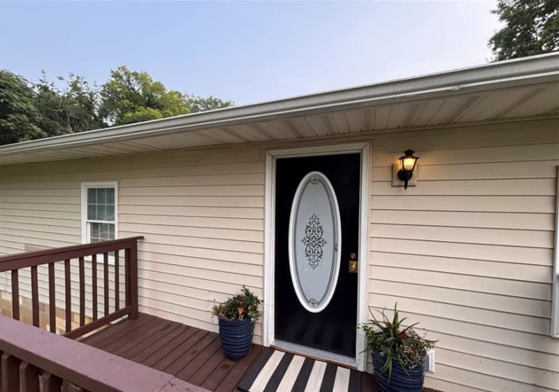 Richmond House: 2508 Robert Moore Cir