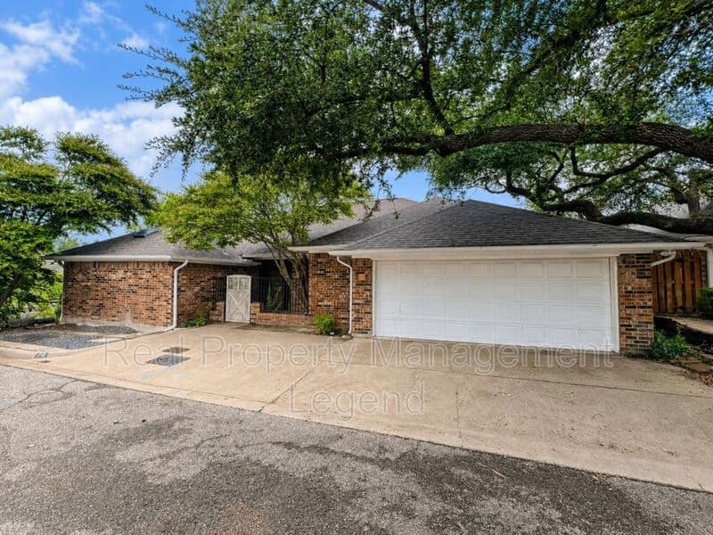 Benbrook House: 70 Legend Road
