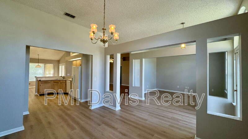 Jacksonville House: 9092 Camshire Dr