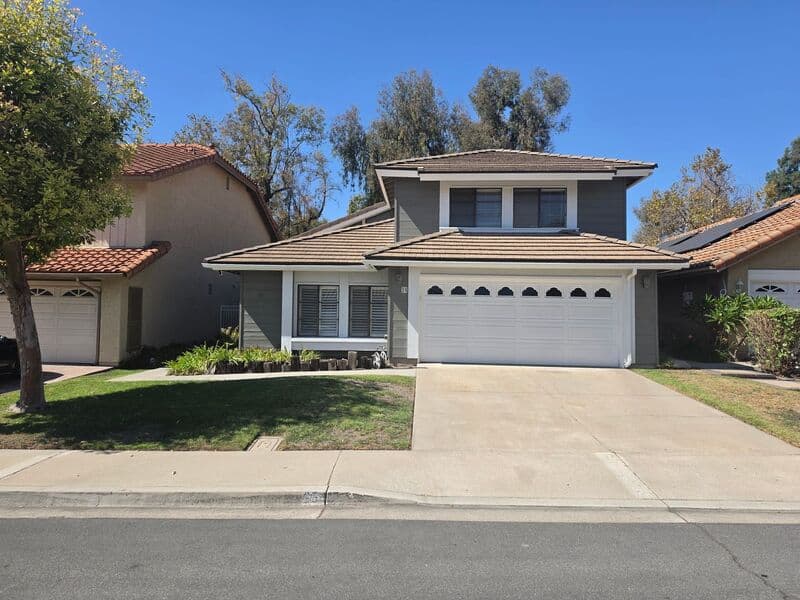 Irvine House: 25 Lucero West