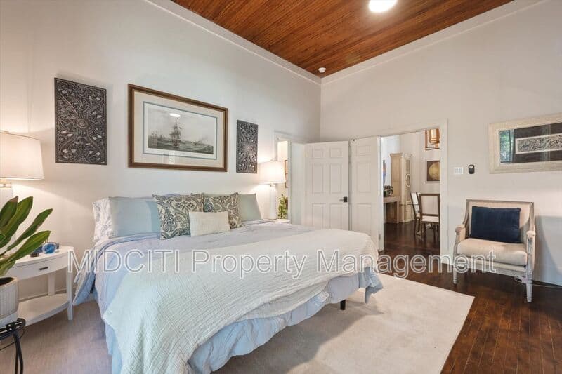 San Marcos House: 1017 W Hopkins St