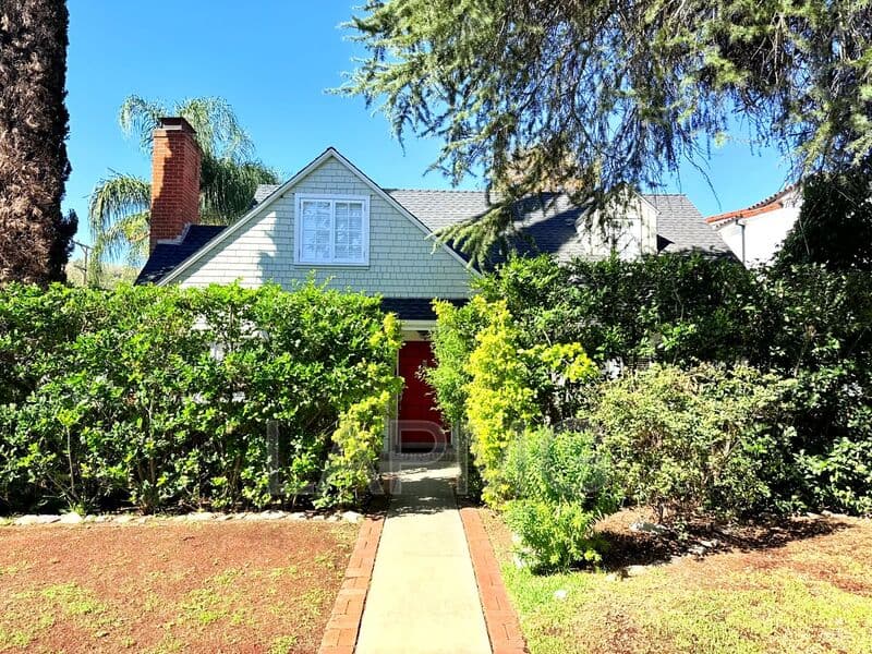 Glendale House: 1915 Canada Boulevard