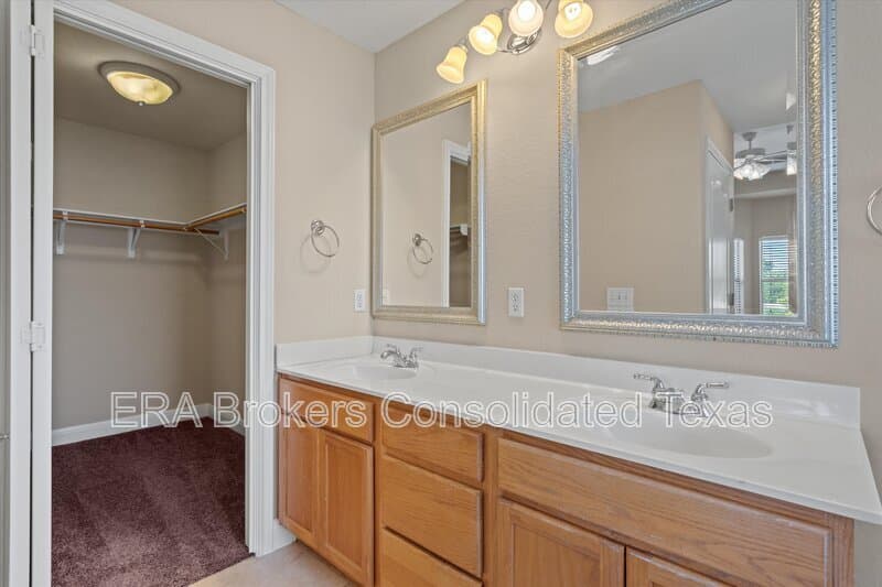 Austin House: 8800 Hazelhurst Dr