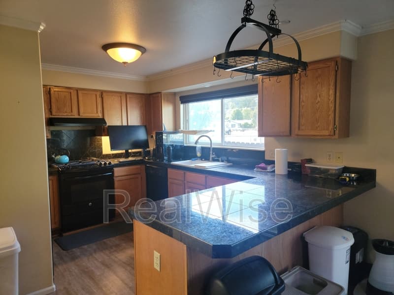 Roseburg Condo: 172 NE Rifle Range St