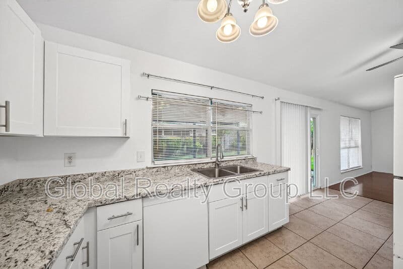 Live Oak House: 7713 Narrow Pass St
