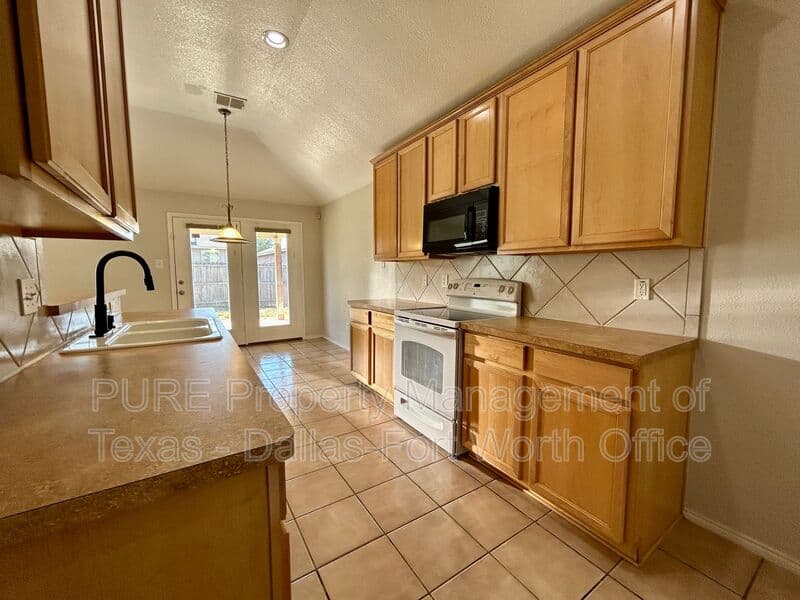 Fort Worth House: 321 Fossil Bridge Drive