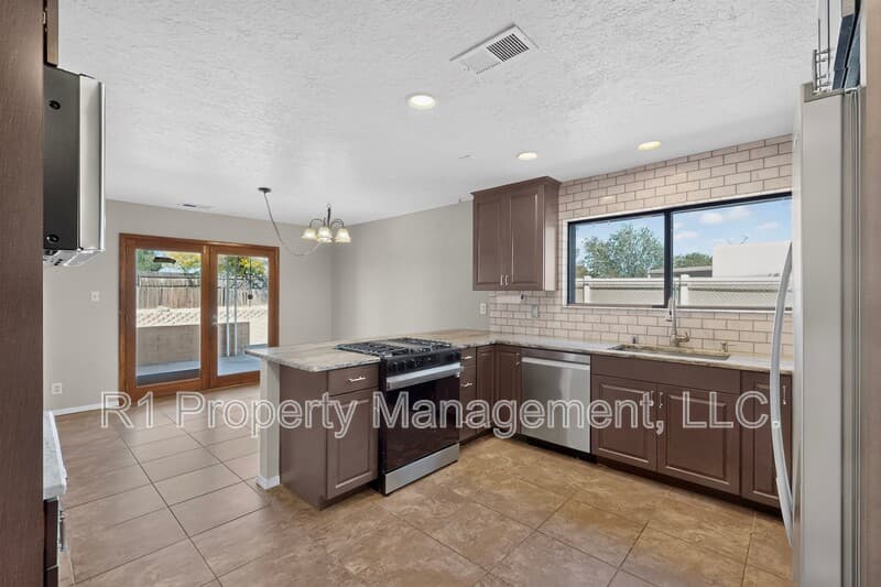 Rio Rancho House: 209 Villa Verde Drive Southeast