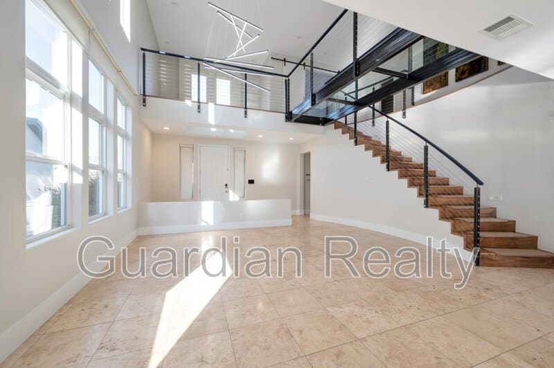 Henderson House: 2485 Sturrock Dr