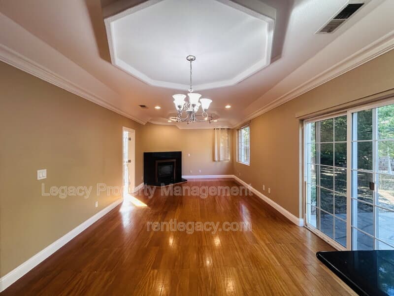Fairfield House: 2136 Fieldcrest Ave