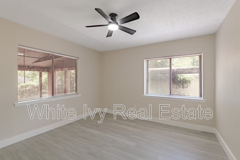 Woodville House: 1107 W Dogwood St