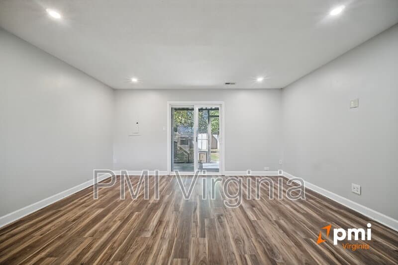 Virginia Beach Townhome: 765 Hampshire Ln