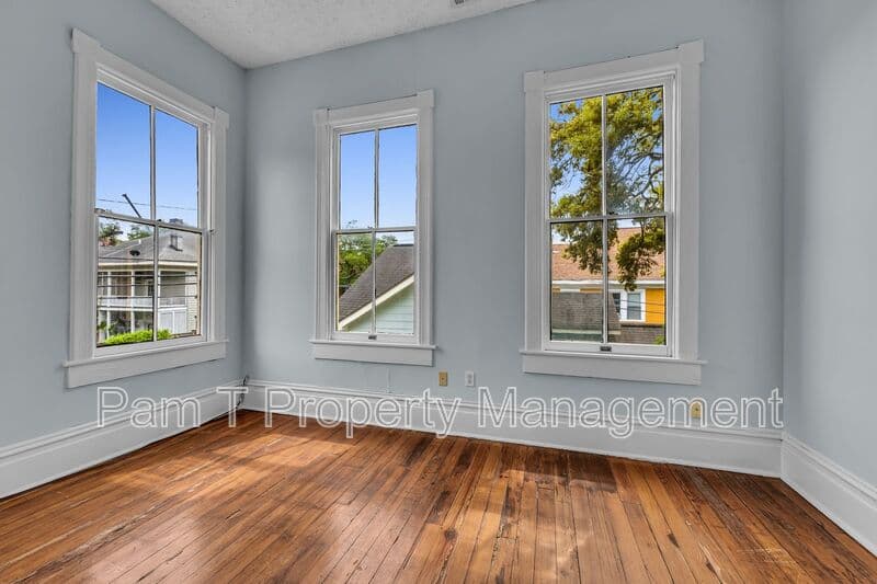 Savannah House: 201 W 37th St