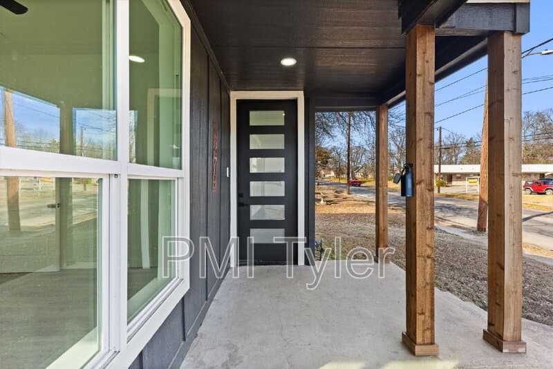 Paris House: 1279 Bonham Street