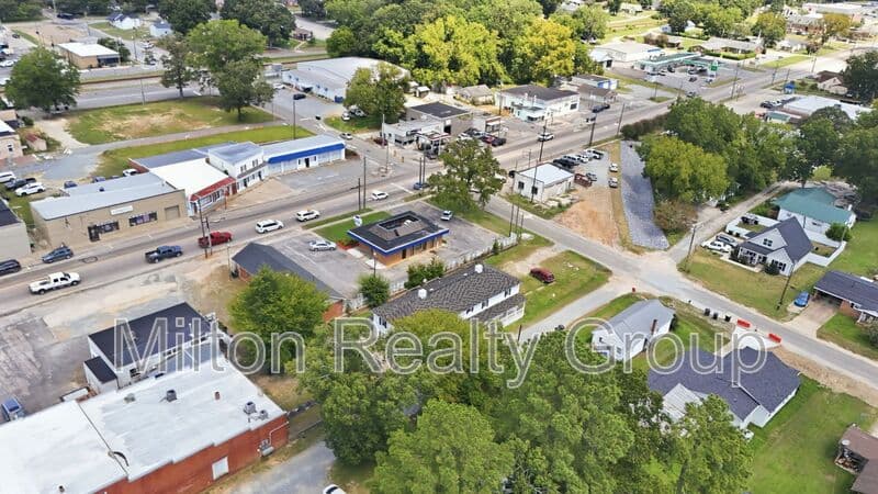 Four Oaks Condo: 101 E. Woodall St.