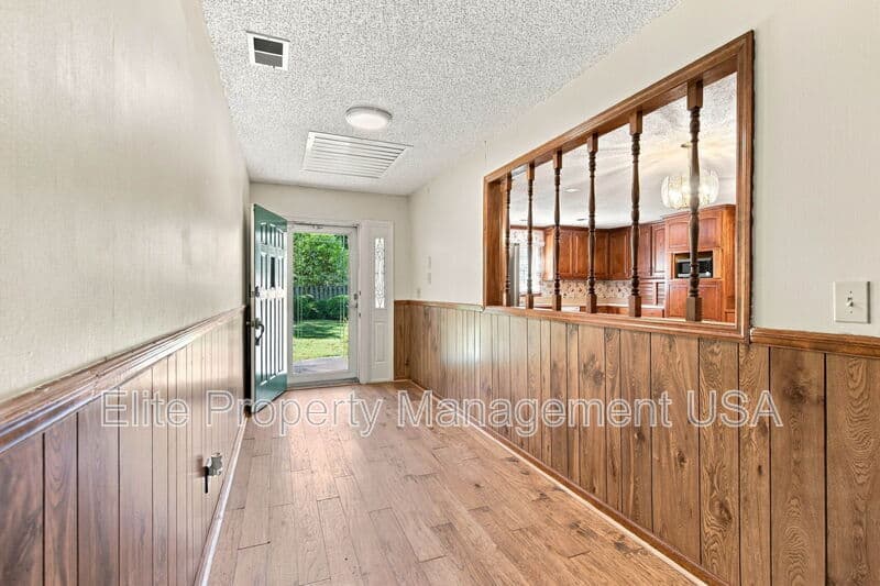 Gainesville House: 1028 Holly Drive