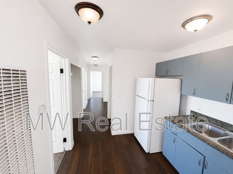 Los Angeles House: 238 E Venon Ave
