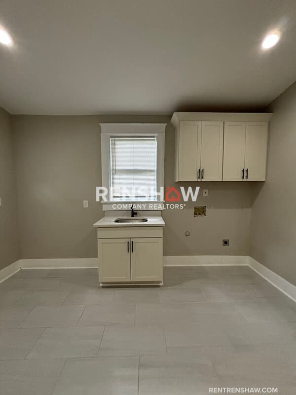 Memphis House: 59 N Willett St
