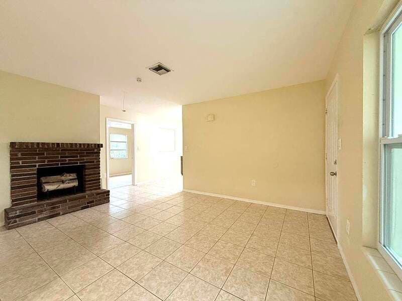 Fort Myers House: 2985 Saint Charles Street