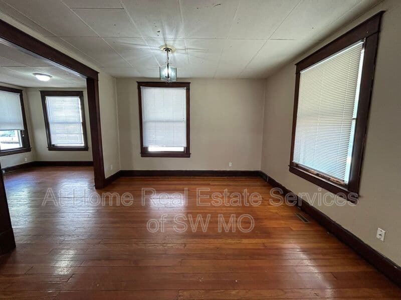 Springfield House: 625 S Broadway