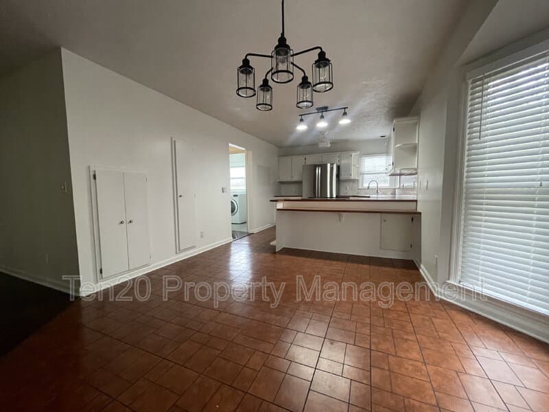Columbus House: 113 Maplebrook Ct