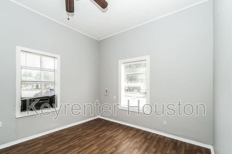 Houston House: 4610 Schroeder Rd
