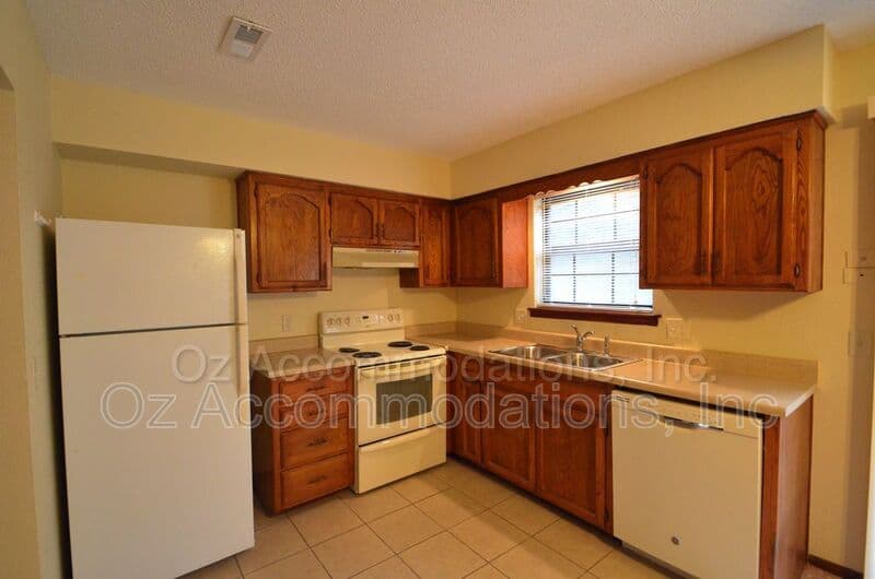 Lee's Summit Townhome: 313 NE Timbercreek Dr.