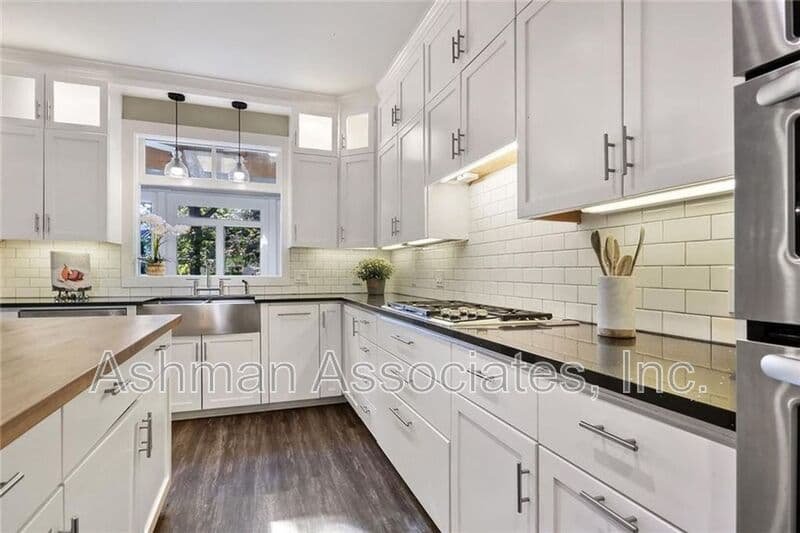 Atlanta House: 930 Manchester Place