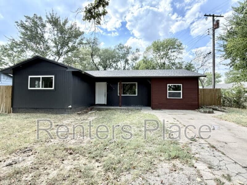 Sapulpa House: 2214 S Poplar St