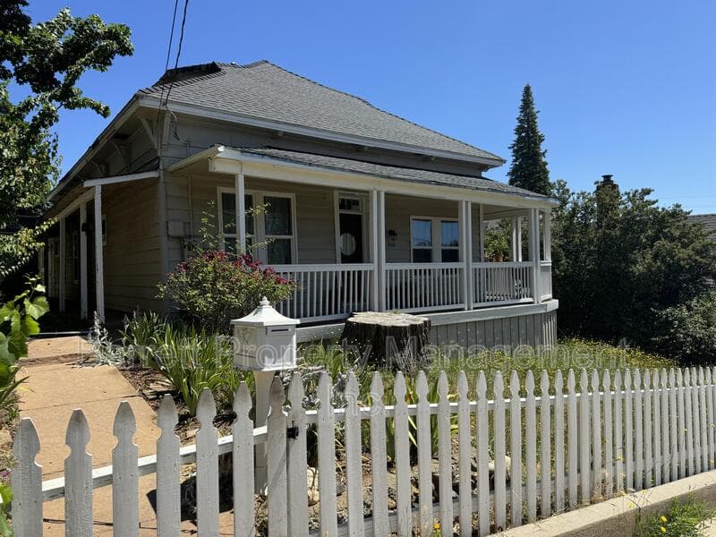 Grass Valley House: 410 W. Main St
