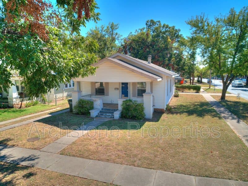 Edmond House: 202 E 3rd St
